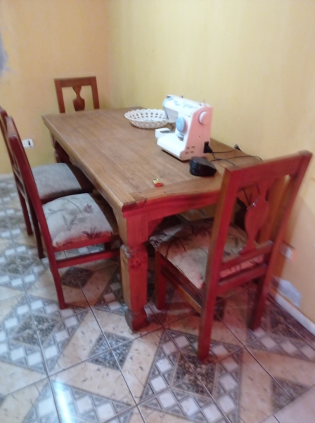Vendo Mesa cuatro Sillas Usada
