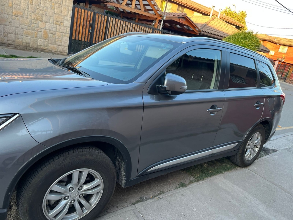 VENDO MITSUBISHI OUTLANDER AT 2022