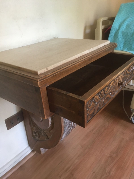 2 Veladores tallados, adosados a muralla