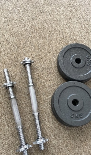 Dos mancuernas de 10 kilos/ 4 discos de 5 kilos