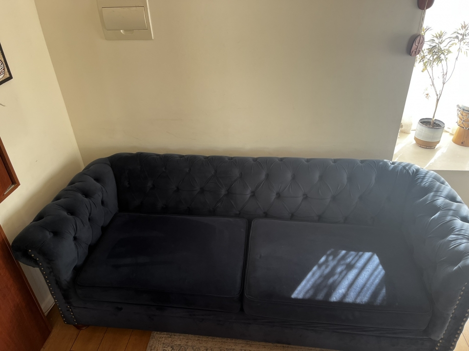 Sofa azul tipo Chester